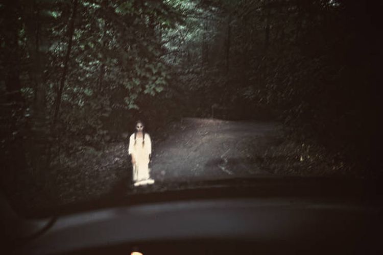 Lingsir Wengi, Kuntilanak, kisah kuntilanak, sejarah kuntilanak, urban legend indonesia, hantu wanita, hantu wanita indonesia, legenda hantu, cerita rakyat Indonesia, lirik lingsir wengi, legenda kuntilanak, legenda hantu kuntilanak, Fakta dan Asal-usul Kuntilanak, Hantu Ikonik Indonesia yang Menjadi Urban Legend Asia Tenggara, Asal-usul Kuntilanak dari Kalimantan Barat, Kuntilanak dan Kaitannya dengan Ibu Hamil, Kepercayaan dan Cara Menangkal Kuntilanak, Dendam terhadap Lelaki dan Kisah Tragis, Kuntilanak di Negara Lain