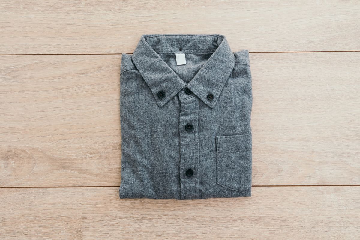 linen, baju linen, 5 Kesalahan Saat Memakai Baju Linen di Usia 50-an, Bikin Terlihat Kusut, 1. Membiarkan pakaian linen kusut tanpa perawatan, 2. Memilih ukuran yang tidak pas di tubuh, 3. Memadukan linen dengan sepatu yang terlalu berat, 4. Tidak menambahkan aksesori yang tepat, 5. Memadukan linen dengan bahan yang terlalu berat