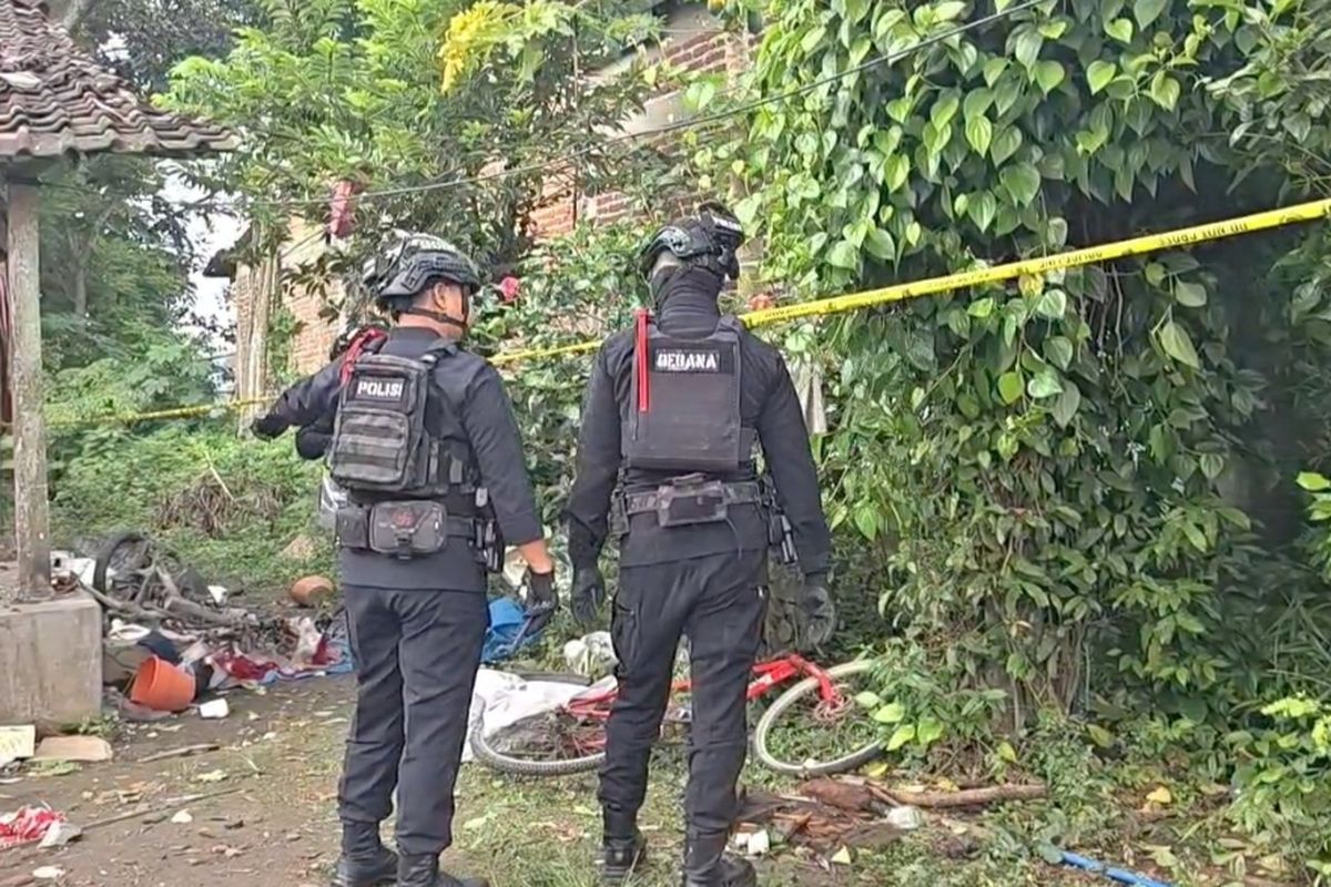 bahan peledak, Ponorogo, Fakta Ledakan Mercon di Ponorogo, Tim Gegana Temukan 5 Kg Bahan Peledak di Rumah Minten, Temuan Bahan Peledak Low Explosive, Daya Ledak Dahsyat hingga 5 Kilogram, Kesaksian Warga, Rumah Korban Jadi 'Markas' Mercon, Update Korban dan Olah TKP
