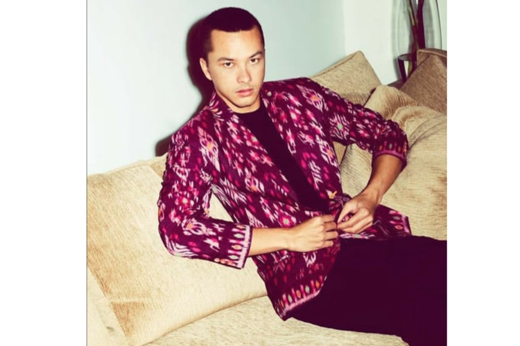 Nicholas Saputra, wastra nusantara, hut ke 80 ri, busana nicholas saputra, gaya nicholas saputra, 6 Gaya Nicholas Saputra dengan Busana Nusantara, Pakai Songkok Anyaman di HUT ke-80 RI, 1. Outer tenun kasual, 2. Beskap Jawa, 3. Nuansa adat di acara resmi, 4. Busana adat Bali dengan udeng, 5. Songkok anyaman, 6. Beskap hitam