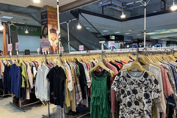 thrifting, Depok Town Square, Purbaya Yudhi Sadewa, larangan impor pakaian bekas, thrifting dilarang, menteri keuangan purbaya, pedagang thrifting, pedagang thrift, thrifting depok, Larangan Impor Pakaian Bekas Bisa Ancam Lapangan Kerja, Ini Kata Pedagang Thrifting di Depok, Pedagang thrifting di tengah larangan impor pakaian bekas, Ada yang menggantungkan hidupnya pada thrifting, Pemerintah diharapkan lihat dari sisi pedagang thrifting, Tak menolak sepenuhnya, hanya ingin punya ruang berjualan, Larangan impor pakaian bekas ilegal