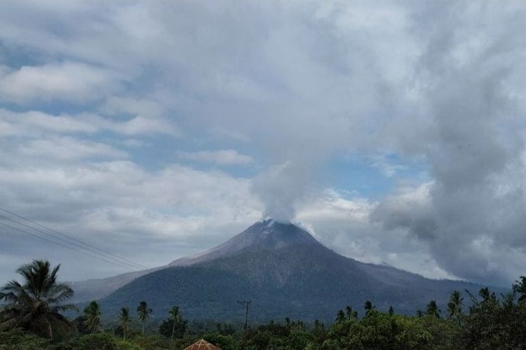 Gunung Lewotobi, Bandara I Gusti Ngurah Rai, penerbangan ke bali, bandara i gusti ngurah rai, gunung lewolebi laki-laki meletus, gunung lewotobi, dampak gunung lewotobi meletus, Gunung Lewotobi Meletus, 24 Penerbangan Batal dan 2 Ditunda