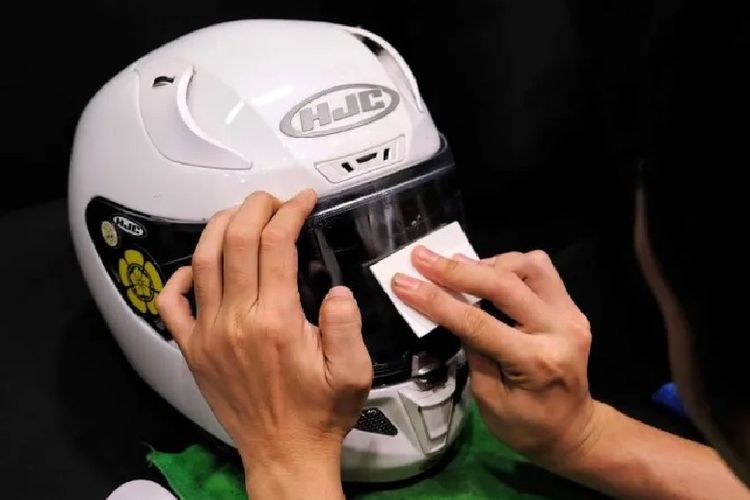 helm, musim hujan, Visor Helm Berembun Saat Hujan? Begini Cara Mengatasinya