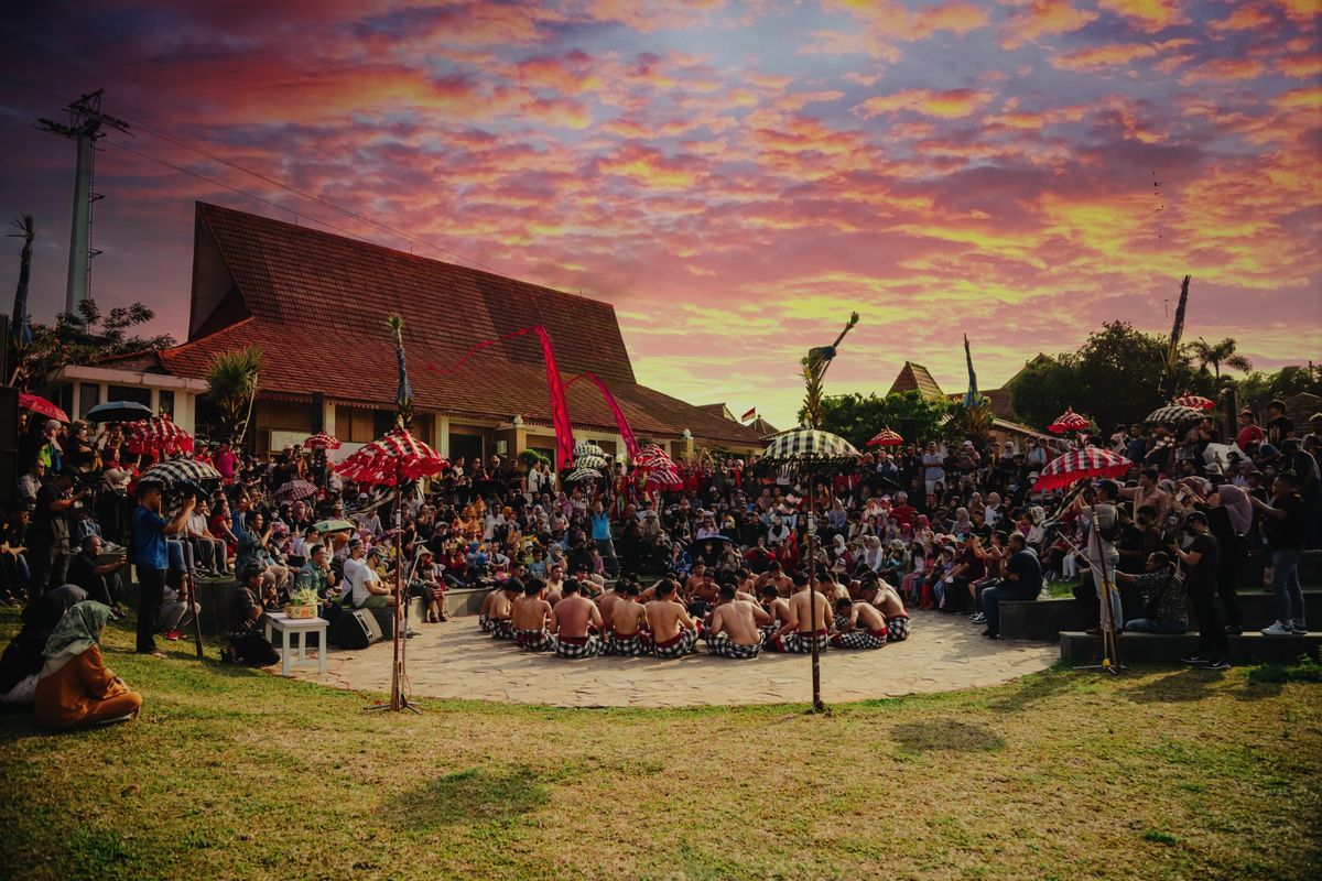wisata TMII, tari kecak tmii, wisata tmii 2025, jadwal tari kecak di tmii, tari kecak taman mini, tari kecak taman mini indonesia indah, Sabtu Ini, Ada Pertunjukan Tari Kecak di TMII
