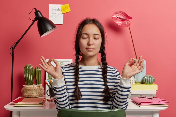 Acha Septriasa, slow living, slow living adalah, apa itu slow living, cara menerapkan slow living, acha septriasa cerai, Vicky Kharisma, slow living itu apa, cara slow living, cara hidup slow living, Seperti Acha Septriasa, Begini Cara Menerapkan Hidup Slow Living, 1. Harus "memperlambat" diri, 2. Prioritaskan kualitas daripada kuantitas, 3. Pelan-pelan terapkan ke rutinitas sehari-hari, 4. Hindari barang-barang elektronik, 5. Satu aktivitas dalam satu waktu, 6. Luangkan waktu untuk refleksi, 7. Berlatih mindfulness, 8. Luangkan waktu untuk me time, 9. Nikmati setiap makanan, 10. Nikmati hal-hal kecil