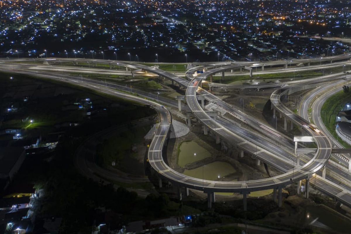 jalan tol, lampu jalan tol, PJU jalan tol, lampu PJU jalan tol, Ini Alasan Lampu Penerangan Jalan Tol Tidak Dipasang di Sepanjang Ruas, Pemasangan Lampu Jalan Tol Mengacu Standar Internasional, Standar Jarak dan Tinggi Tiang Lampu Jalan Tol, Sistem Manual dan Otomatis untuk Hemat Energi, Jam Operasional Lampu Jalan Tol