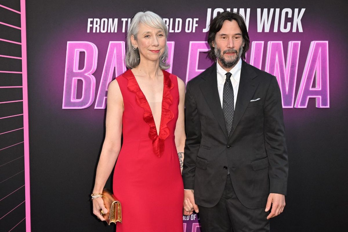 Keanu Reeves, Alexandra Grant, Kisah cinta Keanu Reeves, alexandra grant, kisah cinta keanu reeves, perjalanan cinta keanu reeves, cinta keanu reeves, pacar keanu reeves sekarang, mantan pacar keanu reeves, Kisah Cinta Keanu Reeves dari Masa ke Masa hingga Usia 60-an, Jill Schoelen (1986), Sofia Coppola (1992), Sandra Bullock (1994), Jennifer Syme (1998), Amanda de Cadenet (Akhir 1990-an), Alexandra Grant (2017–sekarang)