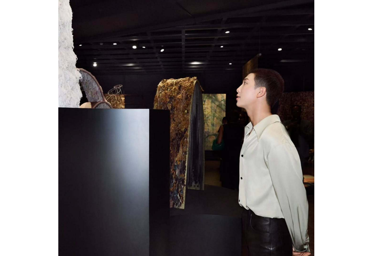 RM BTS, Kim Nam-joon, RM BTS selesai wamil, RM BTS Bebas Wamil, Nama Asli RM BTS, style RM BTS, outfit RM BTS, 5 Outfit RM BTS yang Bisa Jadi Inspirasi, Nyaman dan Stylish, 1. All-black streetwear look, 2. Smart casual museum date, 3. Artistic casual vibe, 4. Effortless street style, 5. Formal dan stylish