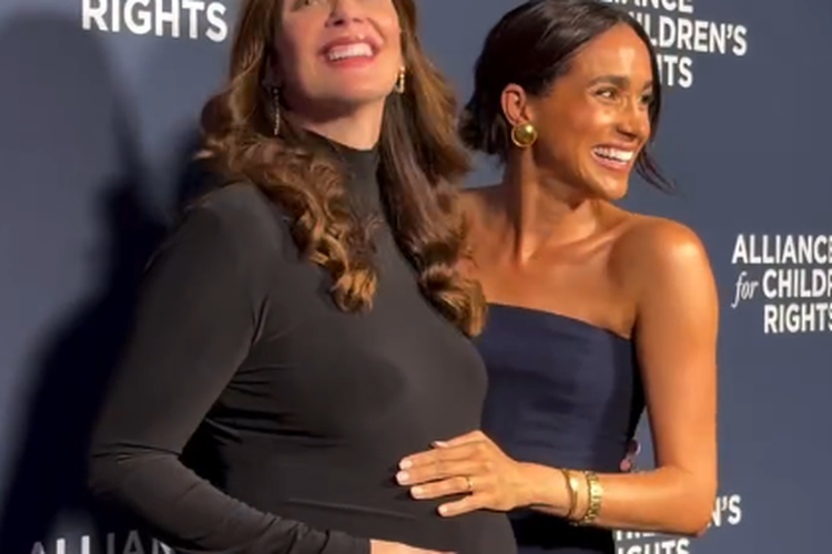 Putri Diana, Meghan Markle, Pangeran Harry, Alliance of Moms, Paris Fashion Week, Meghan Markle Tampil Elegan, Kenakan Aksesori Putri Diana dalam Acara Terbaru, Tampil sederhana dengan gaya khas Meghan Markle, Aksesori Putri Diana jadi sorotan utama, Hadir bersama sahabat dalam acara sosial, Gaya yang berkembang namun tetap konsisten