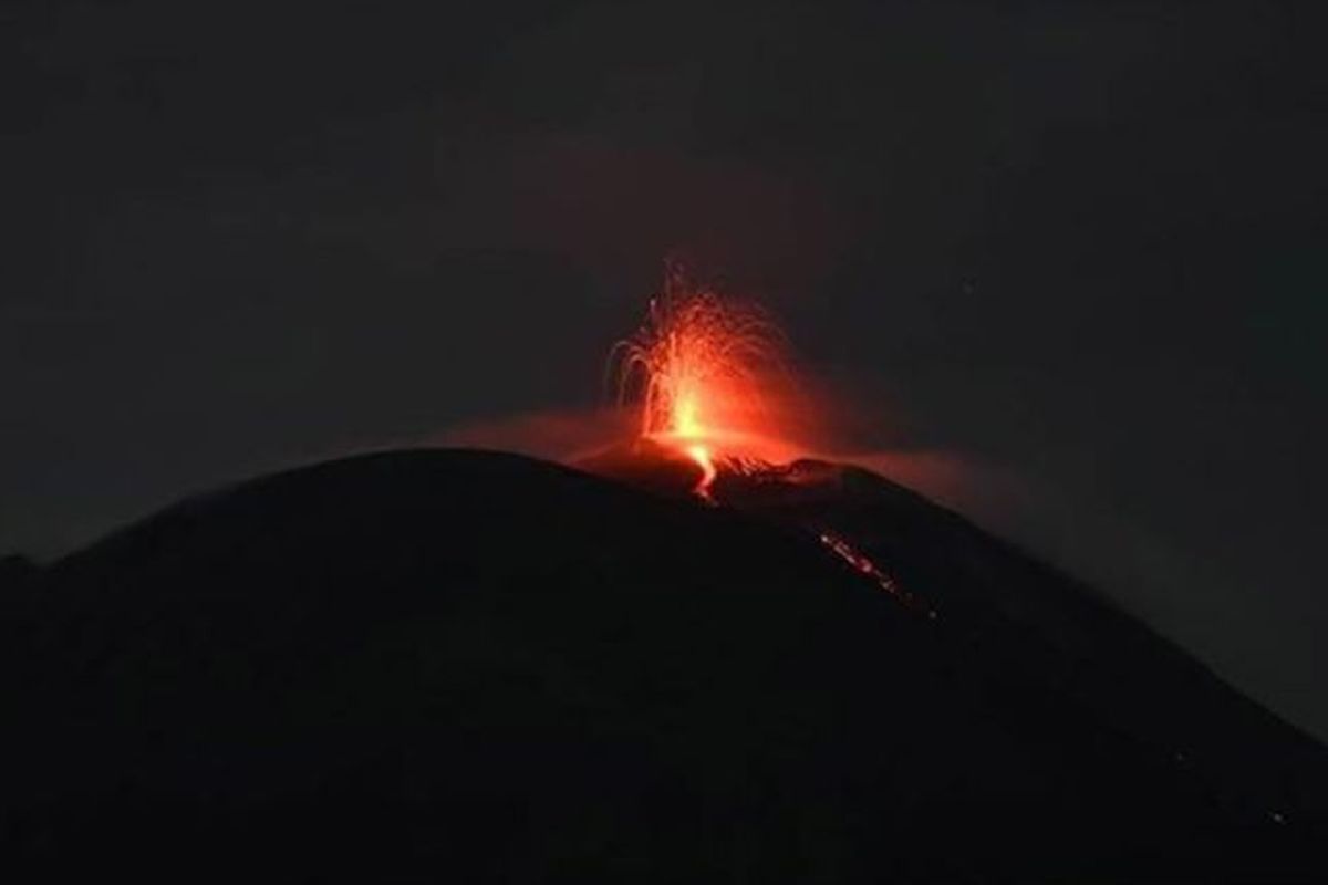 Gunung, erupsi, Status Gunung Ile Lewotolok di NTT Naik ke Level Siaga, Ribuan Kali Erupsi dalam 15 Hari