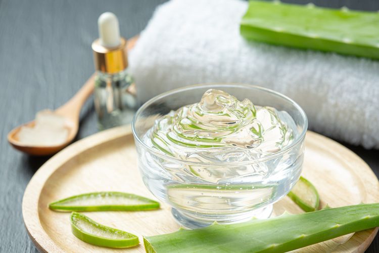 pembersih makeup, Minyak zaitun, 6 Bahan Alternatif untuk Hapus Makeup, Ada Lidah Buaya dan Madu, 1. Minyak zaitun, 2. Minyak kelapa, 3. Minyak jojoba, 4. Minyak dan sedikit soda kue, 5. Lidah buaya, 6. Tepung oat, air, dan madu
