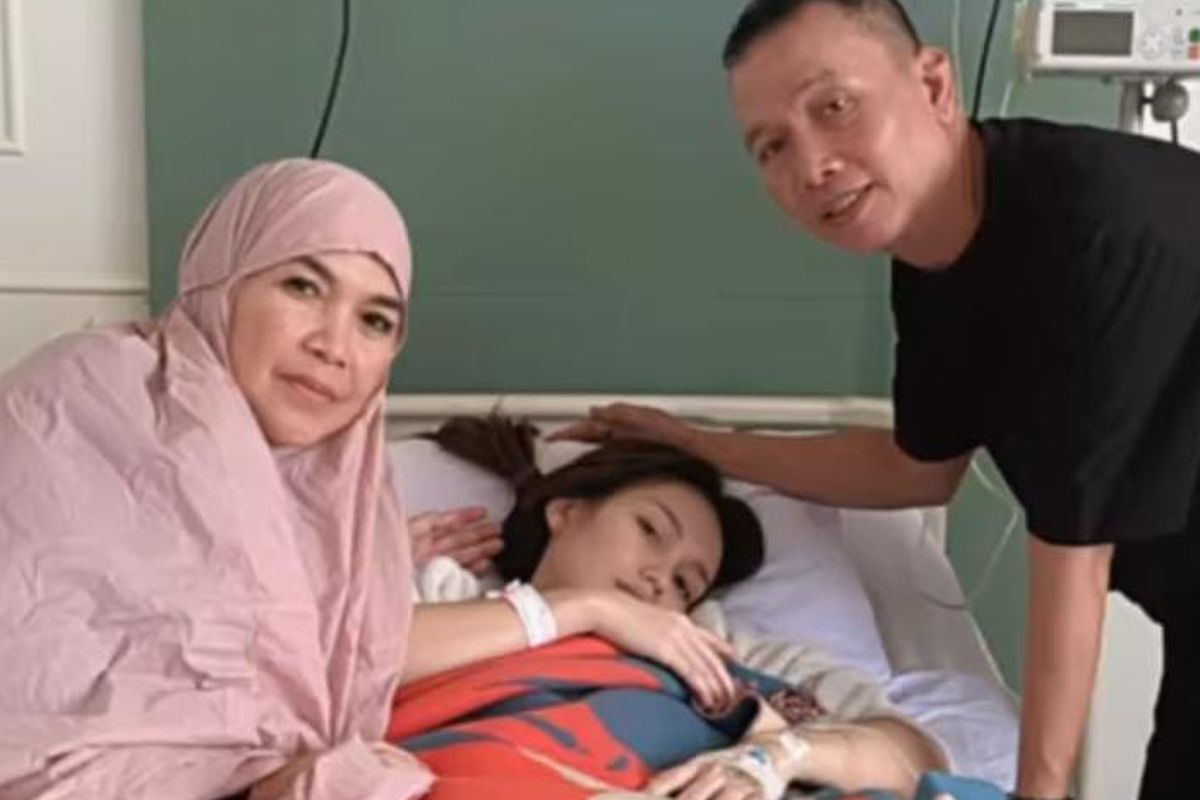 Ayu Ting Ting, Umi Kalsum, Ayu Ting Ting Masih Dalam Proses Pemulihan, Ayu Ting Ting masih dalam proses pemulihan, Ayu Sudah Bisa Tersenyum Umi Kalsum Lega, Umi Kalsum Ungkap Kondisi Ayu Ting Ting Usai Jalani Perawatan Intensif