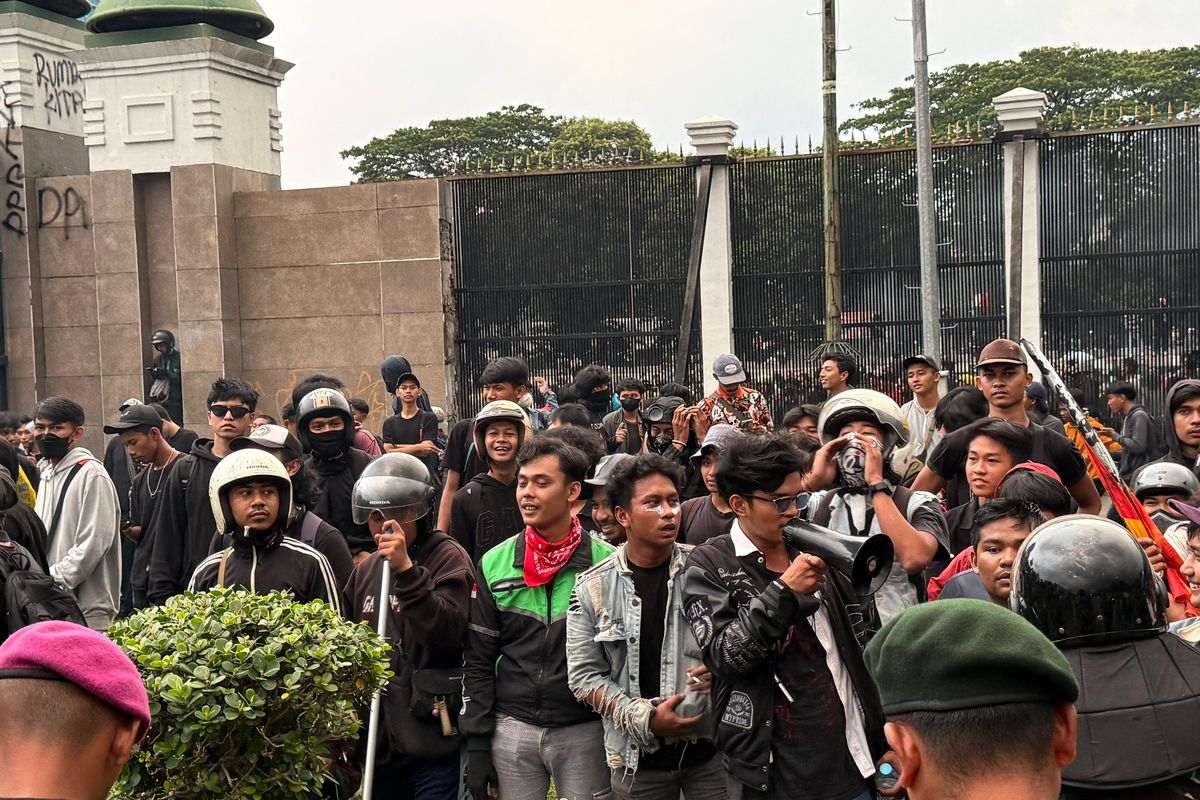 Eko Patrio, Uya Kuya, Ahmad Sahroni, demo di DPR, Demo DPR, demo di DPR RI, Dicari Massa Demo di DPR, di Mana Sahroni, Uya Kuya, dan Eko Patrio?, “Mana Lu Uya Kuya, Eko Patrio, Sahroni?”, Janji Puan Maharani Disebut Palsu, Sahroni Diduga Kabur ke Singapura, Melacak Jejak Sahroni, Eko Patrio, dan Uya Kuya di Media Sosial, Gelombang Demo Berawal dari Tragedi Affan