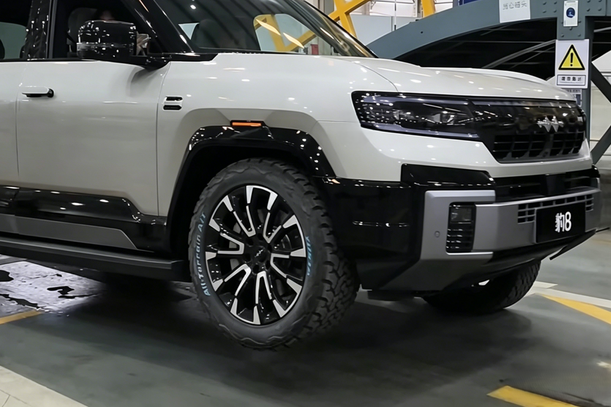 Suspensi mobil, Canggih, SUV BYD Bisa Ganti Ban Tanpa Dongkrak