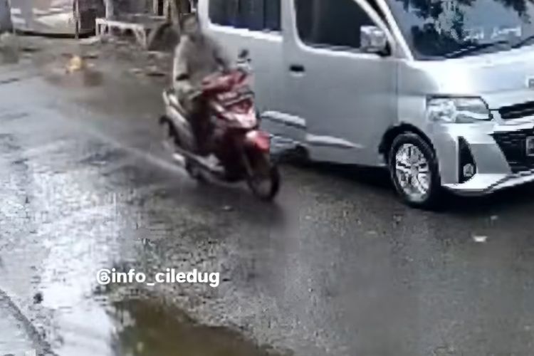mobil, pengendara motor, motor, Sering Tabrak Pintu Mobil yang Dibuka, Pemotor Harus Lebih Antisipatif