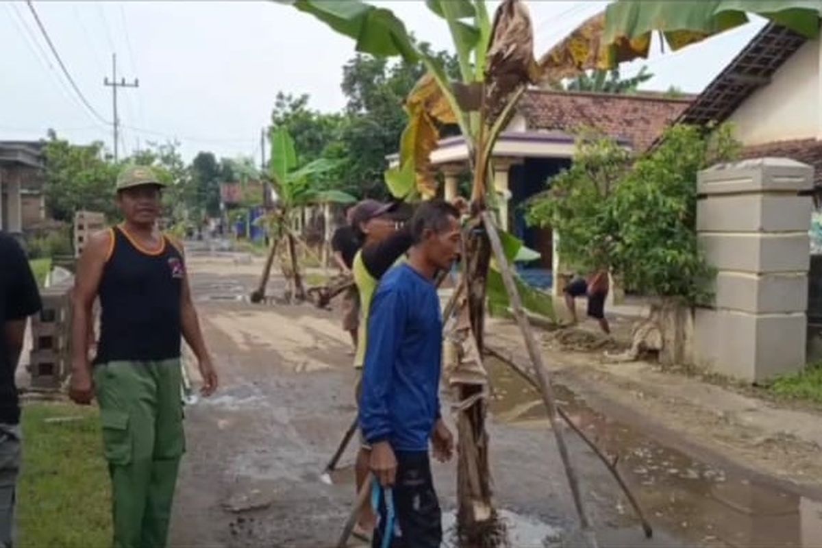 Nganjuk, Jawa Timur, Marhaen Djumadi, jalan rusak, Bupati Nganjuk Akui Jalan Rusak Ditanami Pisang Paling Parah, Janji Perbaikan Jelang Lebaran