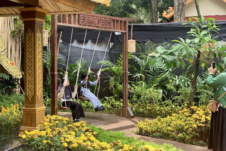 pameran flona di lapangan banteng 2025, pameran flona 2025, aktivitas wisata di pameran flona 2025, tempat menarik di pameran flona 2025, 8 Ide Spot Foto di Pameran Flona 2025, Semuanya Gratis, 1. Instalasi Jakarta Selatan, 2. Rumah dan oplet si Doel, 3. Instalasi Jakarta Pusat, 4. Instalasi Jakarta Utara, 5. Instalasi Jakarta Timur, 6. Instalasi Kepulauan Seribu, 7. Instalasi Jakarta Barat, 8. Taman Margasatwa Ragunan