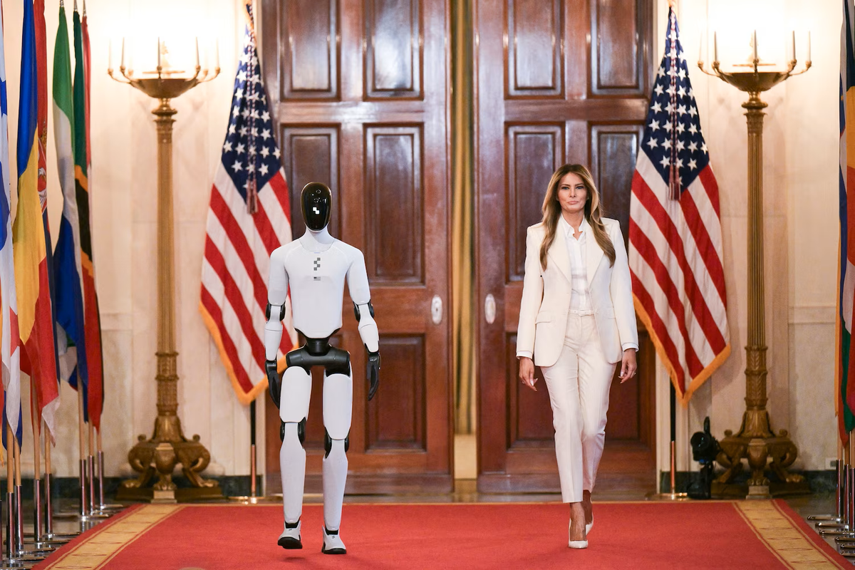 robot, humanoid, Donald Trump, pendidikan, robot humanoid, guru, Robot Figure 03, Melania Trump, Momen Tak Biasa di Gedung Putih, Melania Trump Jalan Bareng Robot