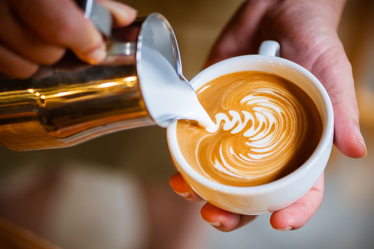 Apa saja teknik membuat latte art, cara bikin latte art di rumah, cara bikin latte art tanpa mesin, apakah espresso bisa dibuat tanpa mesin, cara bikin latte art pakai milk frother, Tidak Ada Mesin Kopi di Rumah, Coba Alat Ini untuk Bikin Latte Art