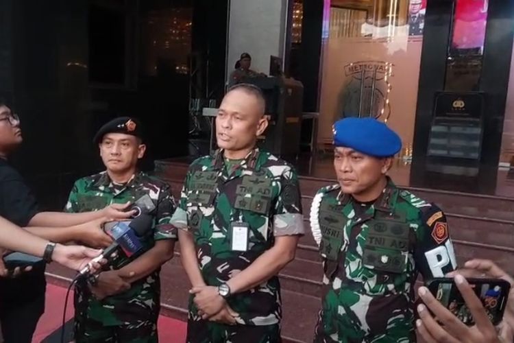 ferry irwandi, Kasus Ferry Irwandi, Ferry Irwandi dilaporkan, Ferry Irwandi dituduh pencemaran nama baik, TNI Laporkan Ferry Irawadi, Terganjal Putusan MK, TNI Cari Celah Lain Pidanakan Ferry Irwandi, TNI Temukan Dugaan Pidana Baru untuk Ferry Irwandi, Yusril Sarankan Dialog TNI dan Ferry Irwandi, Sikap Presiden Prabowo, Konsultasi TNI ke Polisi, Polemik TNI vs Ferry Irwandi Disorot DPR