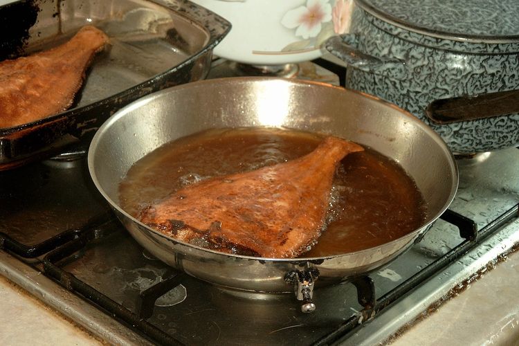 cara goreng ikan, ikan goreng renyah, bumbu ikan goreng renyah, trik dapur, masakan harian, trik goreng ikan agar tidak lengket, Cara Goreng Ikan agar Kulit Utuh dan Minyak Tidak Memercik, Tabur Bahan Ini, 1. Pastikan wajan benar-benar kering, 2. Gunakan wajan cekung, 3. Goreng dengan minyak yang benar-benar panas, 4. Tepuk-tepuk ikan hingga permukaannya kering, 5. Taburi minyak dengan tepung terigu