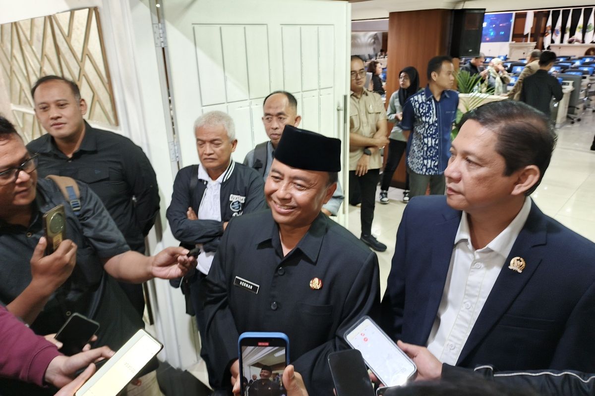 Sekretaris Daerah, Wakil Gubernur Jawa Barat Erwan Setiawan, Sekda Jabar, sekretaris daerah jawa barat, sekda jabar Herman Suryatman, Sekda Jabar Ungkap Sudah Ngopi Bareng Wagub Erwan, Dedi Mulyadi Tugaskan Ini, Ngopi Bareng Jadi Momen Cairkan Suasana, Instruksi Dedi Mulyadi: Totalitas Layani Publik, Konflik Sebelumnya: Sekda Dinilai Ambil Alih Peran Wagub, Dedi Mulyadi Tegaskan Hubungan Akrab dan Tugas Bersama, Sinergi Diharapkan Kembali Terjalin