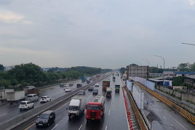 Arus lalu lintas di kilometer 57 ruas jalan tol Jakarta - Cikampek, Senin (24/3/2025) sore.