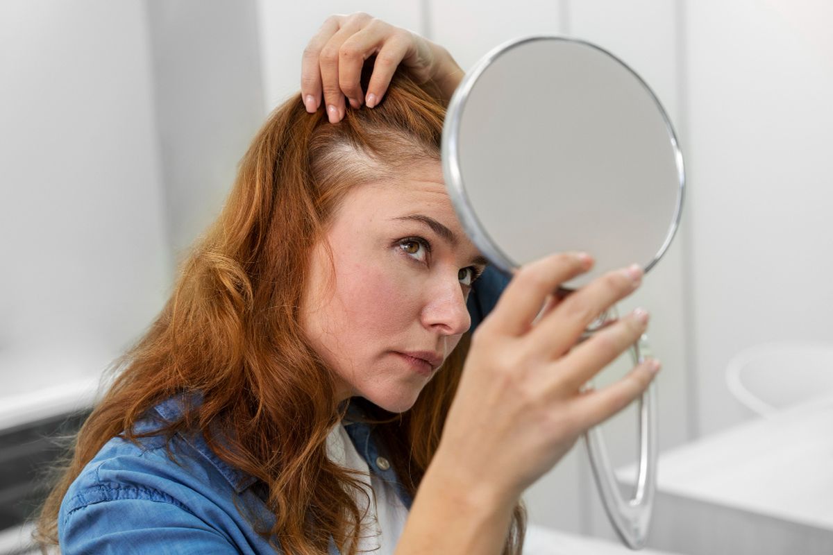 stres, mengatasi rambut rontok akibat stres, cara mengatasi rambut rontok akibat stres, rambut rontok karena stres, 7 Cara Mengatasi Rambut Rontok akibat Stres, Perhatikan Asupan Gizi, 1. Pahami bahwa rambut bisa tumbuh kembali, 2. Konsultasi dengan dokter kulit atau trikologis, 3. Gunakan perawatan topikal dan oral yang sesuai, 4. Perhatikan asupan gizi, 5. Rawat rambut dan kulit kepala dengan lembut, 6. Dokumentasikan kondisi rambut, 7. Kelola stres dengan baik