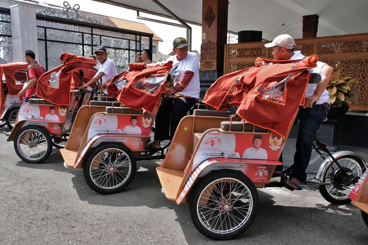becak listrik, BERITA FOTO: Penampakan Becak Listrik Bantuan Presiden Prabowo, Produksi becak listrik, Komitmen penggunaan teknologi listrik, Pengemudi becak usia lanjut, Realisasi program becak listrik di daerah, Dampak positif keberadaan becak listrik, Meringankan beban fisik tukang becak