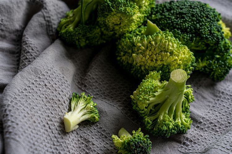 brokoli kukus, cara memasak brokoli yang sehat, camilan sayur sehat, menu sayur praktis, brokoli untuk diet, Bukan Direbus, Ini Cara Masak Brokoli Lebih Sehat dan Tidak Lembek, Mengapa Brokoli Sebaiknya Tidak Direbus, Tiga Cara Mengukus Brokoli yang Lebih Sehat, Tambahkan Rasa Setelah Dikukus, Tips Menyimpan Brokoli yang Sudah Dimasak