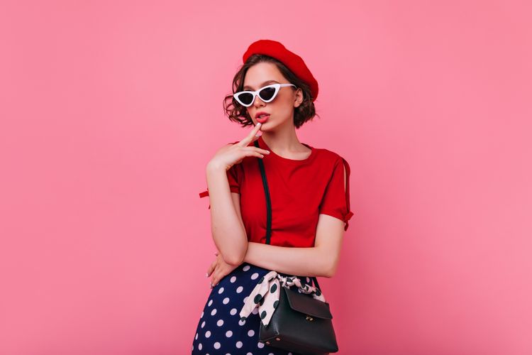 Stylist Beberkan 10 Tanda Pakaian Tak Cocok dengan Bentuk Badan, 1. Atasan tidak dimasukkan sepenuhnya, 2. Ukuran pakaian tidak pas di badan, 3. Terlalu serasi , 4. Mengikuti tren tanpa mempertimbangkan kesesuaian, 5. Terlalu banyak menunjukkan kulit, 6. Salah memilih warna pakaian, 7. Bahan pakaian tidak nyaman dipakai, 8. Salah memilih pakaian dalam, 9. Pakaian terlalu oversized , 10. Terlalu bermain aman dan terlihat membosankan
