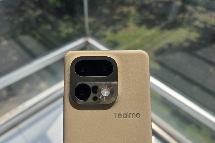 Realme, Realme 16 Pro Plus 5G, unboxing, Realme 16 Pro Plus: Desain Master Gold dan Kamera 200 MP yang Mencuri Perhatian, Isi kotak lengkap, dapat kepala charger dan soft case, Nyaman digenggam, Modul kamera unik, Kamera 200 MP jadi andalan