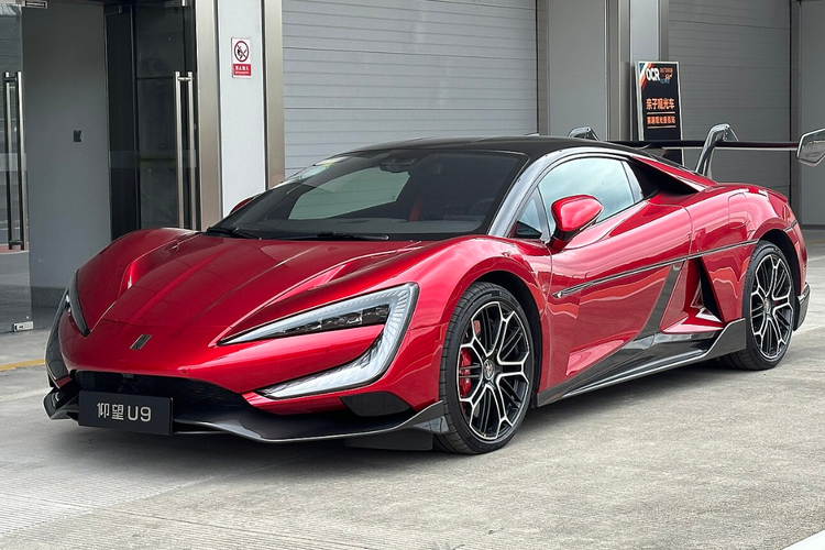 Yangwang U9, Supercar listrik, supercar listrik, YangWang U9, GIIAS 2025, Performa mengesankan, Mengenal Yangwang U9: Supercar Listrik Menari di GIIAS 2025, Mobil yang Menari dan Melompat, Desain Futuristik dan Eksklusif, Performa yang Mengesankan, Teknologi Suspensi Inovatif, Rekor di Lintasan, Dimensi dan Harga