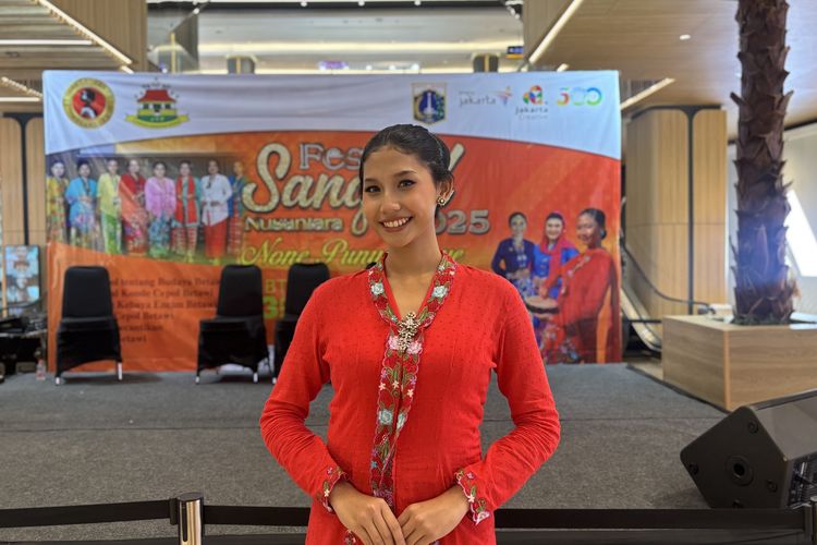 kebaya, kebaya encim, Tips Mix and Match Kebaya Encim, Warna Kontras Bikin Lebih Hidup