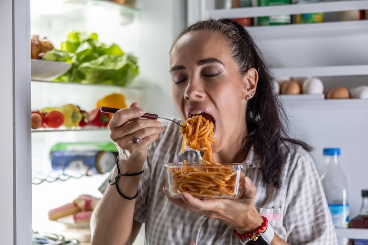 stres, penyebab lapar, Stres bikin lapar, Kenapa Stres Bikin Lapar?, Kenapa kita mengidam makanan manis saat stres?, Cara lain stres membuat kita lapar?, Bagaimana cara menghentikan siklus makan karena stres?, Tips mengatasi makan karena stres