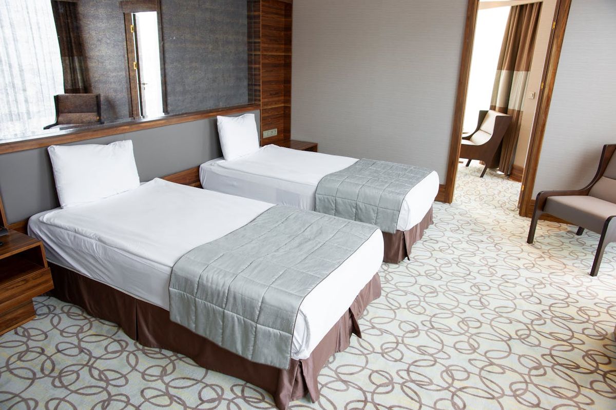 kamar hotel, jam dinding, tamu hotel, fasilitas hotel, jam dinding hotel, Kenapa Tidak Ada Jam Dinding di Kamar Hotel? Ini Penjelasannya!, Menghindari kecemasan tamu hotel, Menghindari kebingungan zona waktu , Mengurangi beban pemeliharaan, Banyak teknologi pengganti jam