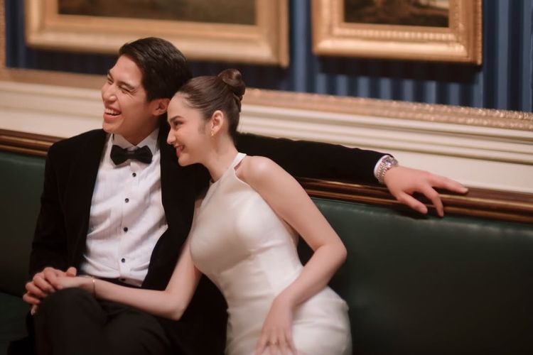 Syifa Hadju, 7 Gaya Prewedding Syifa Hadju dan El Rumi Terbaru, Nuansa Editorial, Elegan dengan Gaun Minimalis, Riasan Soft Glam yang Natural, Tatanan Rambut Sleek dan Klasik, Sentuhan Perhiasan High-End, Gaya Klasik El Rumi, Nuansa Romantis dan Intimate, Sentuhan Playful