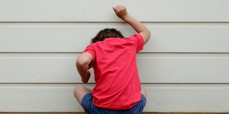 6 Cara Mengajarkan Anak Mengelola Amarah Sejak Dini, 1. Validasi dan terima perasaan si kecil, 2. Ajarkan anak mengungkapkan emosi lewat kata-kata, 3. Tawarkan solusi dan kompromi yang positif, 4. Ambil jeda sebelum memberikan respons, 5. Ajak anak ke tempat yang lebih tenang, 6. Tetapkan batasan yang tegas terhadap perilaku agresif