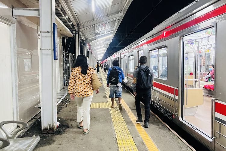 Jumlah penumpang kereta api, 27 Juta Orang Naik Kereta Selama Libur Akhir Tahun 2025, Semakin Banyak?, KAI Commuter layani 20,6 juta penumpang, 4,1 juta penumpang naik kereta api lokal dan jarak jauh, Jumlah penumpang kereta api wisata, Jumlah penumpang kereta bandara 