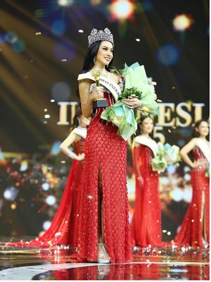 Audrey Bianca, Miss Indonesia, Miss Indonesia 2025, Mahkota Miss Indonesia 2025, mahkota miss Indonesia 2025, audrey bianca, pemenang miss indonesia 2025, juara miss Indonesia 2025, Pemenang miss indonesia 2025 winner, 5 Gaya Audrey Bianca, Juara Miss Indonesia 2025, 1. Gaun merah penuh payet, 2. Mahkota dan selempang, 3. Mahkota Miss Indonesia 2025 terinspirasi dari batik kawung, 4. Makeup flawless fokus pada mata, 5. High heels silver