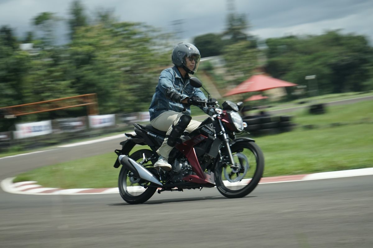 Satria Pro, Suzuki, motor baru, rasa berkendara, Suzuki Satria Pro, Uji Suzuki Satria Pro di Sirkuit Sentul Kecil, Jajal Fitur SCAS