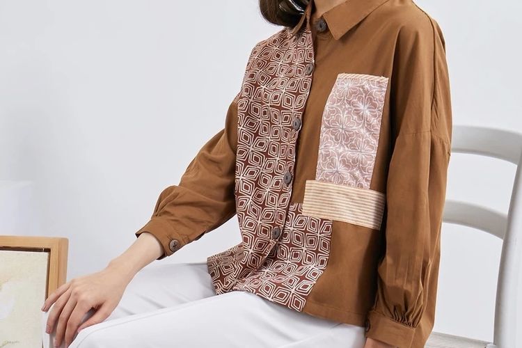 rekomendasi batik wanita, rekomendasi batik wanita modern, batik wanita kekinian, batik modern wanita hijab, vest batik kekinian, 5 Rekomendasi Baju Batik Wanita, Modern dan Kekinian, 1. Blouse batik Bhatara Batik, 2. Blazer batik Pikoi_id, 3. Batik blouse berlengan ruffle Callie Tamami, 4. Kebaya batik Assojar Fashion Ethnic, 5. Blouse batik Nayara