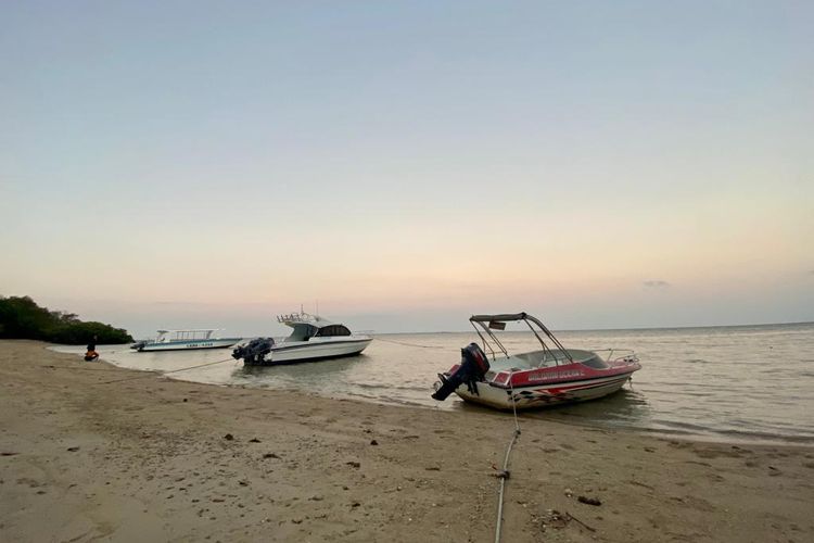 pantai, Situbondo, 5 Pantai di Situbondo yang Punya Pasir Putih dan Pemandangan yang Indah