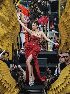 Jember Fashion Carnaval, Patricia Gouw, jember fashion carnaval 2025, patricia gouw di jember carnaval 2025, artwear carnival jfc, 7 Outfit Patricia Gouw di Jember Fashion Carnaval, Memukau Serba Merah, 1. Gaun merah, 2. Gaya rambut dan aksesori headpiece, 3. Makeup, 4. Heels transparan beraksen perak, 5. Gaun hitam-merah berlayer di Artwear Carnival, 6. Detail pita besar di bagian belakang, 7. Boots hak tinggi berwarna merah marun