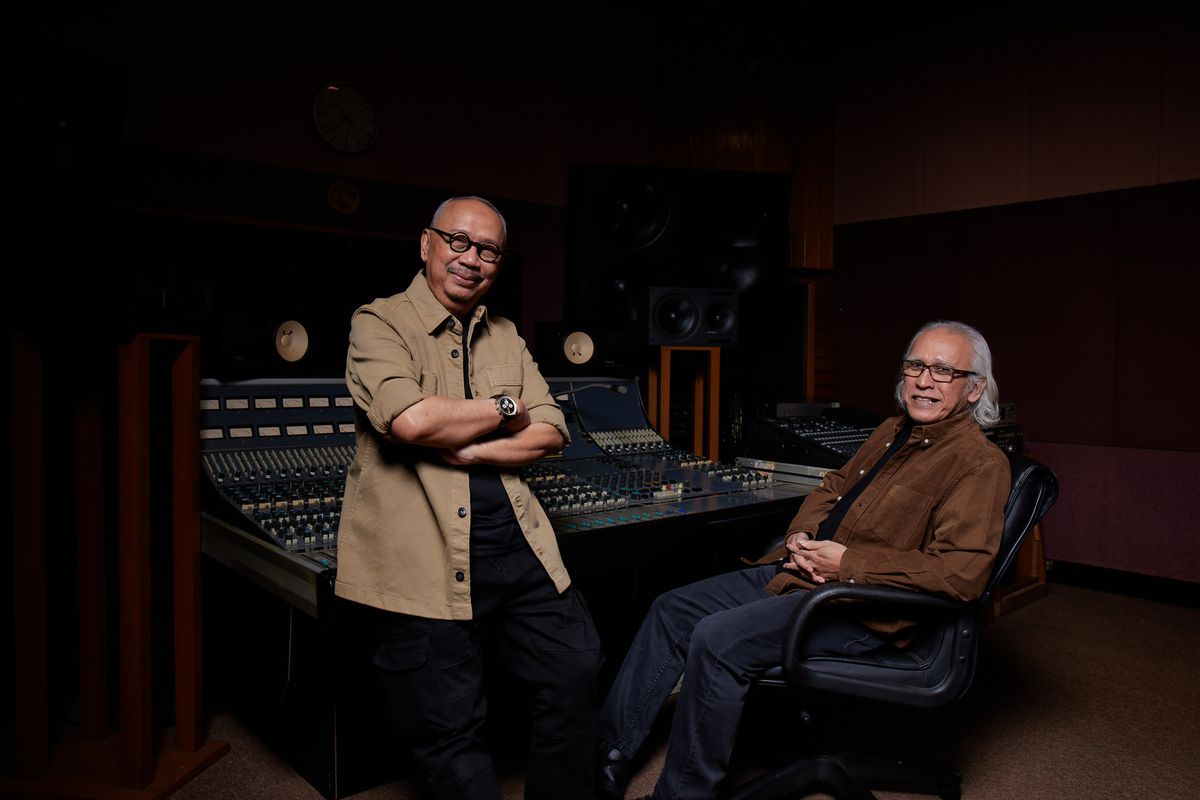 pestapora 2025 lineup, Iwan Fals Pestapora 2025, ebiet g ade pestapora, Doa Iwan Fals Ebiet G Ade, festival musik jakarta 2025, pesan Iwan Fals terbaru, Ebiet G Ade doa untuk bangsa, konser Iwan Fals Ebiet G Ade, Doa dan Pesan Iwan Fals-Ebiet G. Ade di Pestapora 2025: Harapan untuk Cahaya Negeri, Doa untuk korban dan cahaya baru negeri, Iwan Fals: pentingnya ketenangan di tengah situasi sulit, Perseteruan karya, bukan permusuhan, Pestapora 2025 hadirkan lebih dari 200 musisi