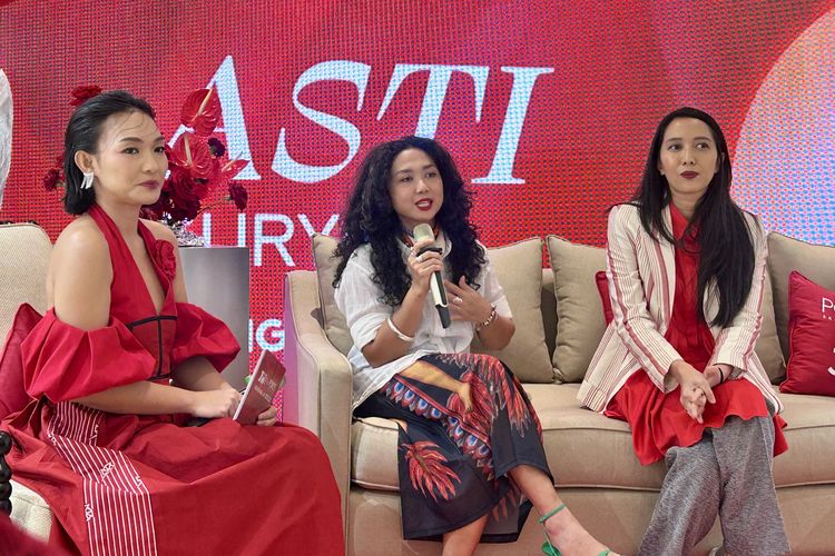 ageism, asti surya, ageism adalah, cara asti surya menghadapi ageism, ponds age miracle, Cerita Asti Surya Menghadapi Ageism di Industri Fashion, Terbuka dengan Perubahan, Merasa tertinggal di tengah gempuran Gen Z, Perbedaan cara kerja dan tantangan teknologi, Belajar dari yang muda agar tetap relevan, Menyeimbangkan diri dan tak dibatasi usia, Menemukan kekuatan di tengah perubahan
