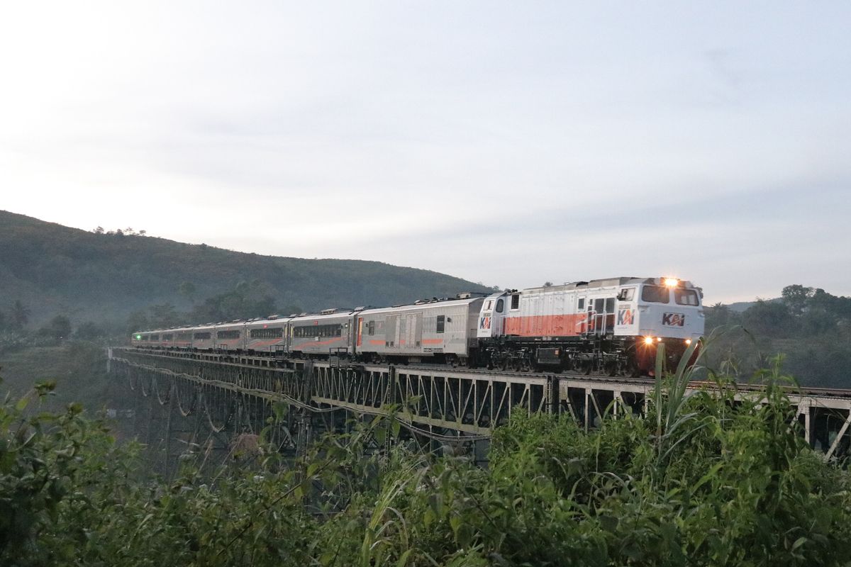 Flash sale tiket kereta, Flash Sale Tiket KAI, flash sale tiket kereta 28 september 2025, Curhatan Mereka yang Ikut War Flash Sale Tiket Kereta, Antre Lama hingga Aplikasi Error, Harus antre lama masuk aplikasi, Waktu antrean malah bertambah, Sudah masuk aplikasi, tidak menemukan tiket flash sale, Aplikasi error dan kembali masuk antrean