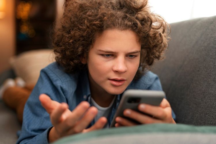 cyber bullying, Cyber bullying, cara menangani cyber bullying, cara menenangkan korban cyber bullying, korban cyber bullying, peran orangtua dalam cyber bullying, dampak cyber bullying pada anak, Hindari Menyalahkan Anak, Ini Cara Bijak Hadapi Cyber Bullying