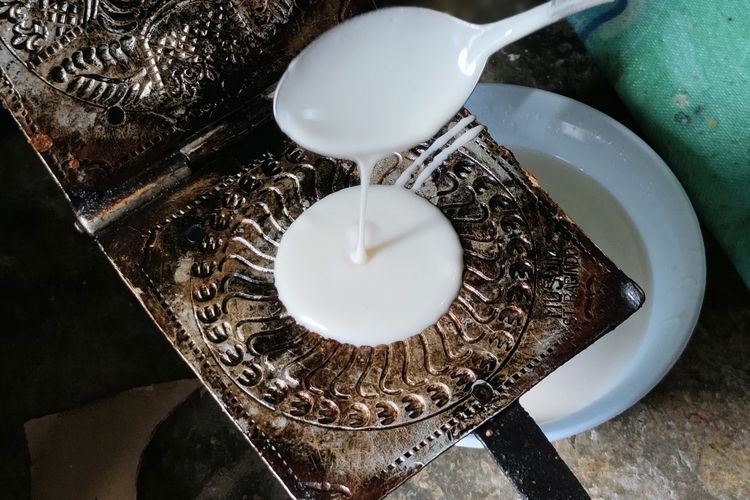 kue sapik asli Minang, 4 Tips Membuat Kue Sapik Khas Minang, Renyah Anti Lengket, 1. Jangan aduk adonan pakai mikser, 2. Perhatikan urutan adonan, 3. Olesi alat pencetak kue dengan minyak , 4. Jangan basuh alat pencetak dengan air