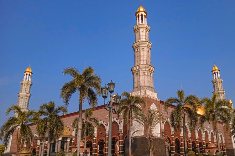 masjid, Megah dan Ikonik, 7 Masjid Indonesia Rasa Timur Tengah, 1. Masjid Ramlie Musofa, 2. Masjid Al-Ikhlas PIK, 3. Masjid At-Thohir, 4. Masjid Agung An-Nur, 5. Masjid Dian Al-Mahri / Masjid Kubah Emas, 6. Masjid Nasional Al-Akbar